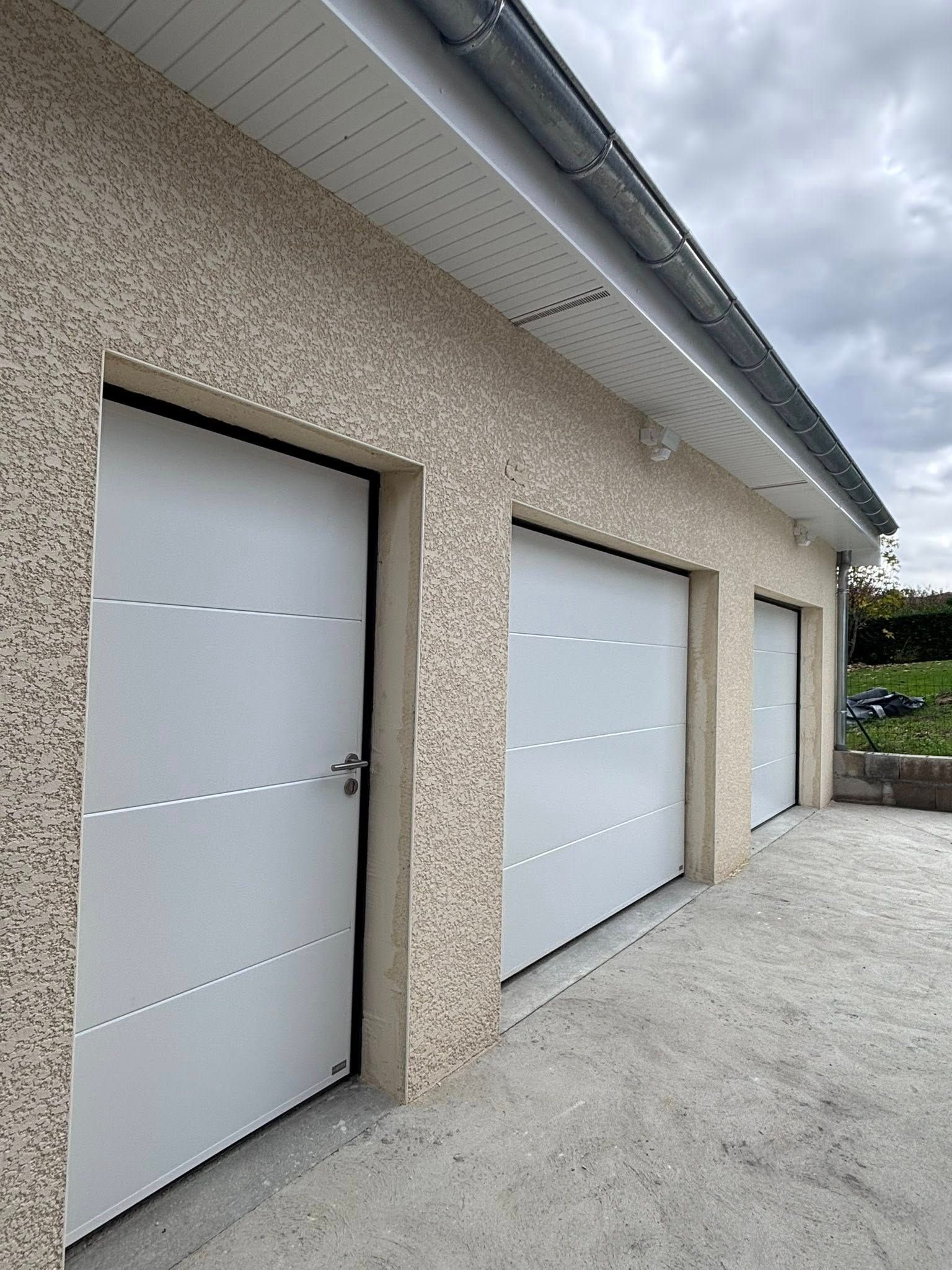 Bel ensemble portes de garage by Trihome menuseries