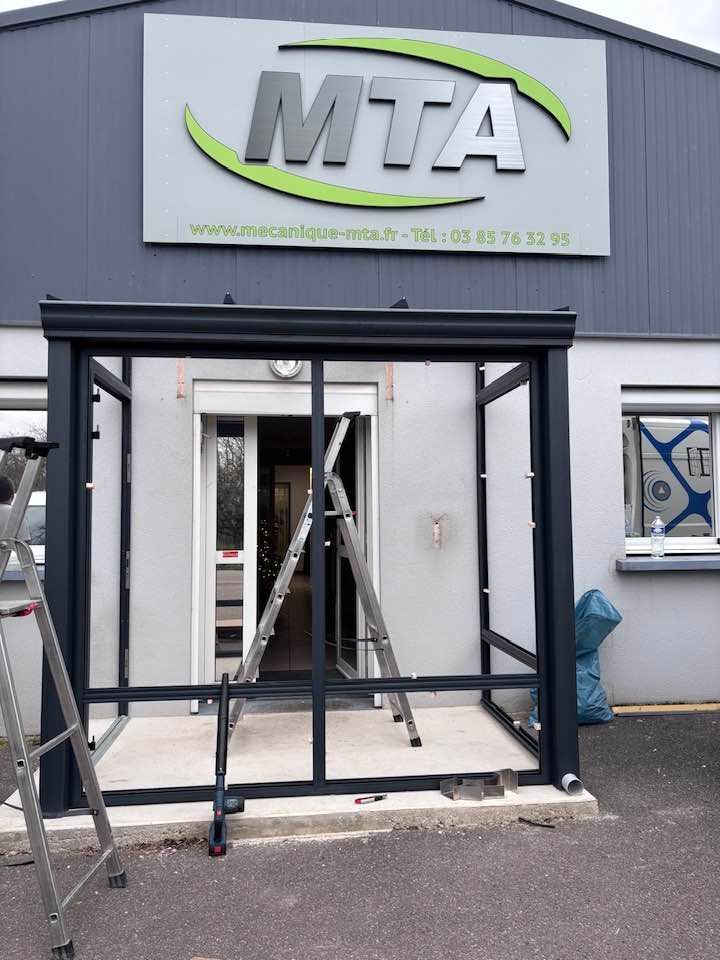Sas d'entrée aluminium su rmesure de la société MTA à Pierre de Bresse - by Trihome 71