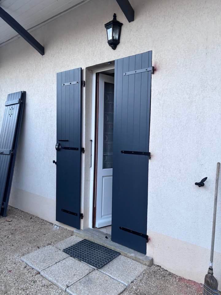 la maison du volet finalise la pose de 3 paires de volets battants Bautan !
Technologie en fibre de verre et mousse haute densité ! ?
