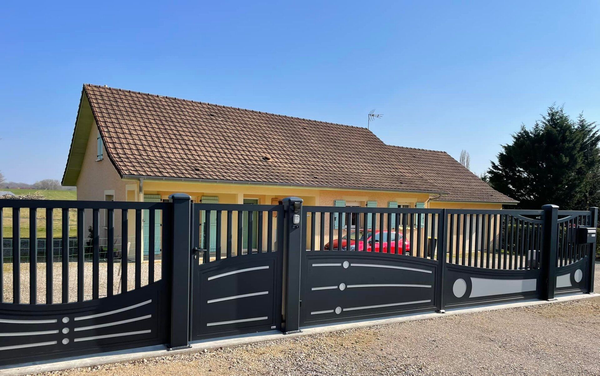 Bel ensemble portail, portillon et clôtures de fabrication Alsacienne à Montcony par TRIHOME Menuiseries, en Bresse bourguignonne