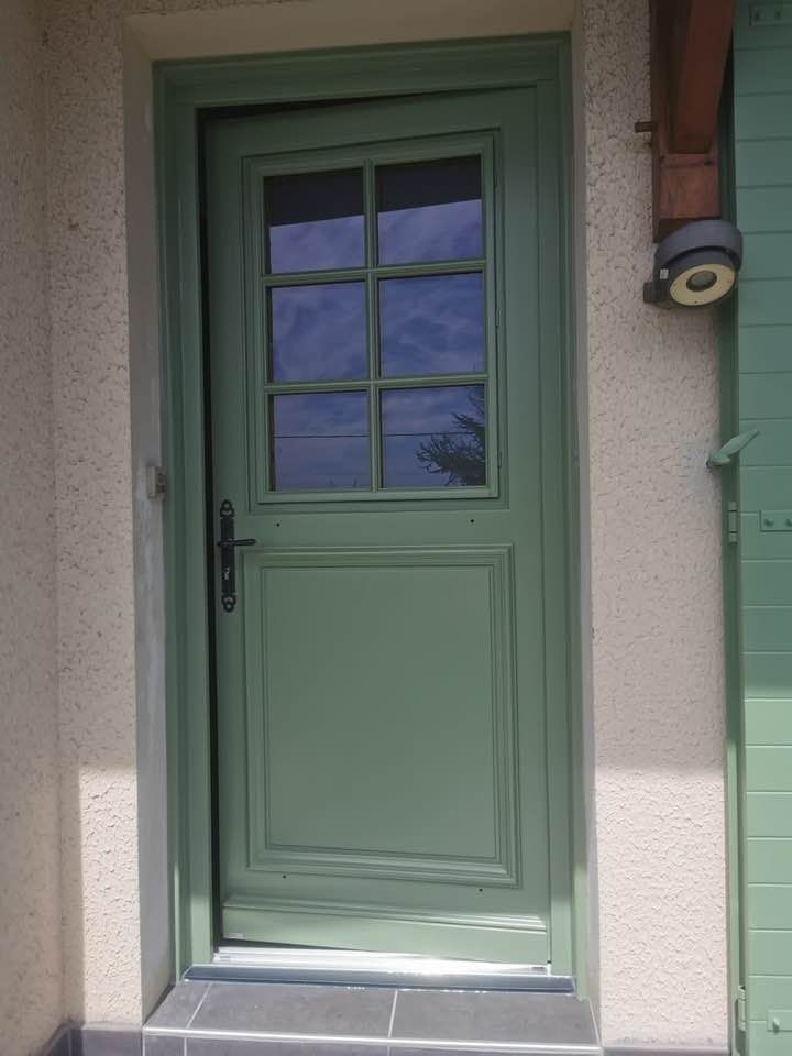 Porte fermière vert Provence sur mesure installé à Ratte par TRIHOME Menuiseries, en Bresse bourguignonne