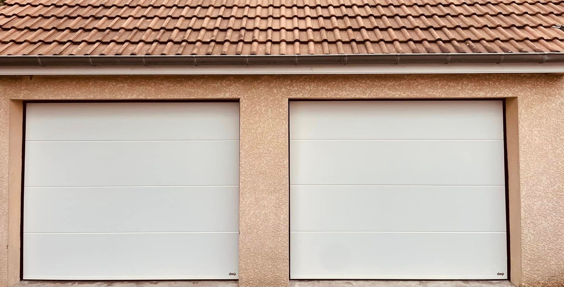 Portes de garage avec motorisation DEA installées par TRIHOME Menuiseries à Saint-Rémy