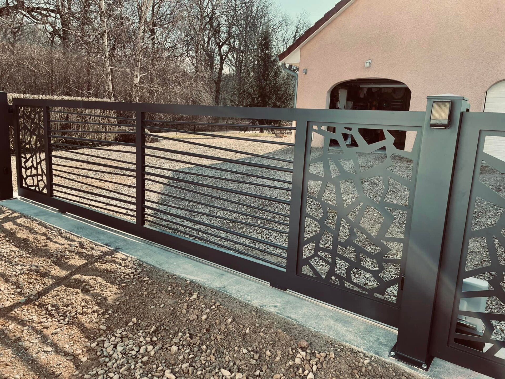 Ensemble aluminium soudé de fabrication Alsacienne installé par TRIHOME Menuiseries à Relans en Bresse Louhannaise