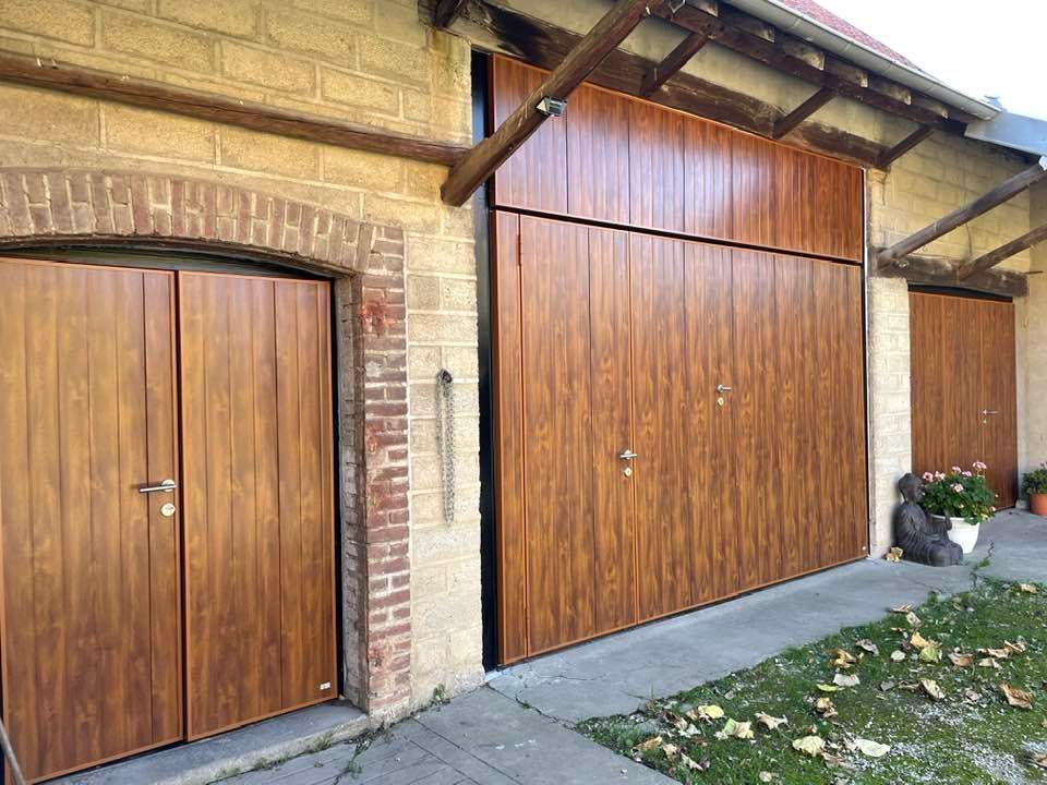 Garage bel ensemble trois porte Wedoor installé à Saint-Germain-du-Bois par TRIHOME Menuiseries, en Bresse bourguignonne