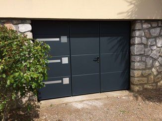 Porte de garage avec accès piéton réalisation Trihome