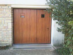 Porte de garage en bois classique avec accès piéton réalisation Trihome