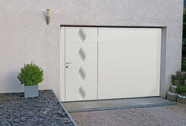 Porte de garage blanche et regards en verre réalisation Trihome