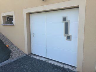 Porte de garage blanche et inserts verre avec accès pieton réalisation Trihome