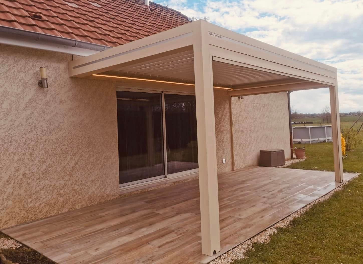 Pergola bioclimatique Ventury Art Home Alu installée à Villlegaudin par TRIHOME menuiseries, en Bresse bourguignonne