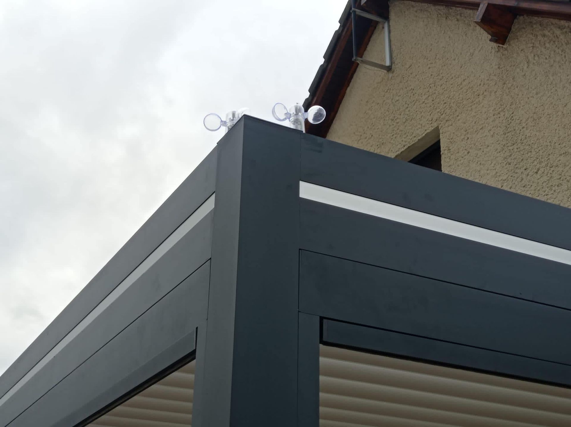 Pergola bioclimatique avec leds intégrées installé par TRIHOME Menuiseries à La Chapelle Saint Sauveur