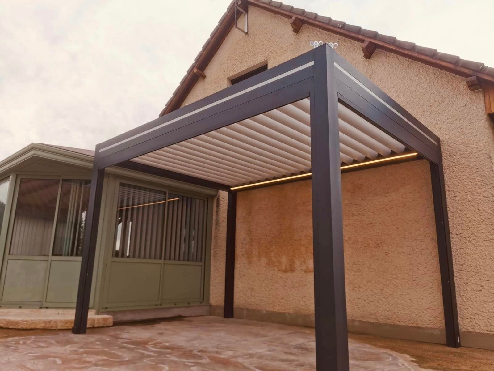 Pergola bioclimatique Ventury installée à La Chapelle Saint Sauveur par TRIHOME Menuiseries, en Bresse bourguignonne