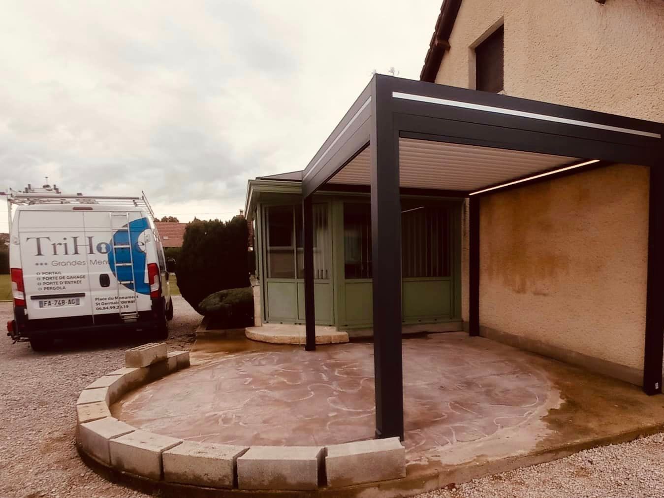 Pergola bioclimatique avec store motorisés installée par TRIHOME Menuiseries à La Chapelle Saint Sauveur en Bresse Louhannaise