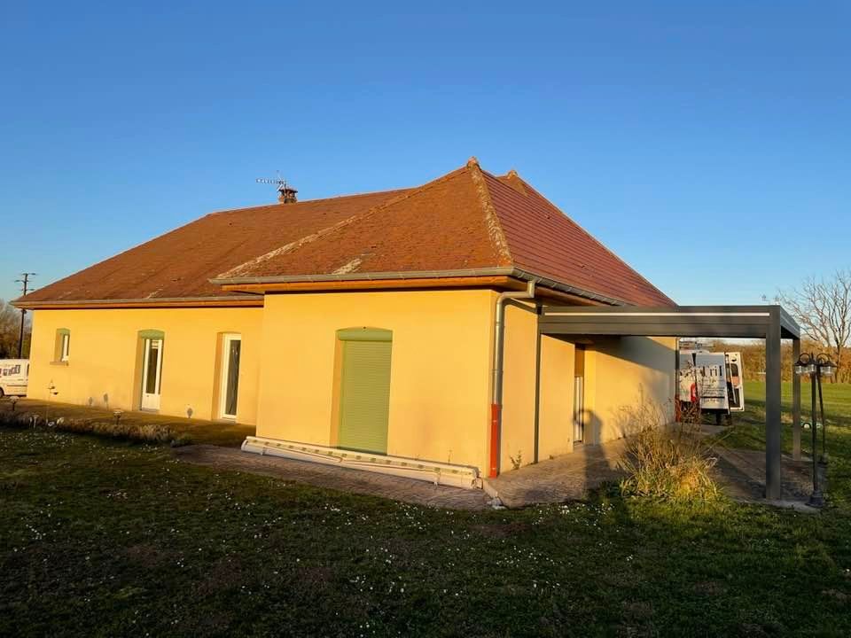Pergola bioclimatique Art Home Alu modèle Ventury installée à Authumes par TRIHOME Menuiseries, en Bresse bourguignonne