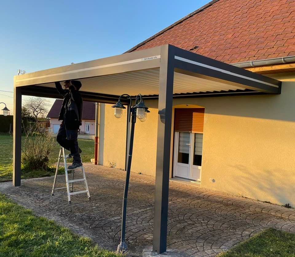 Pergola bioclimatique avec éclairage périphérique par bandeaux leds installée par TRIHOME Menuiseries à Authumes