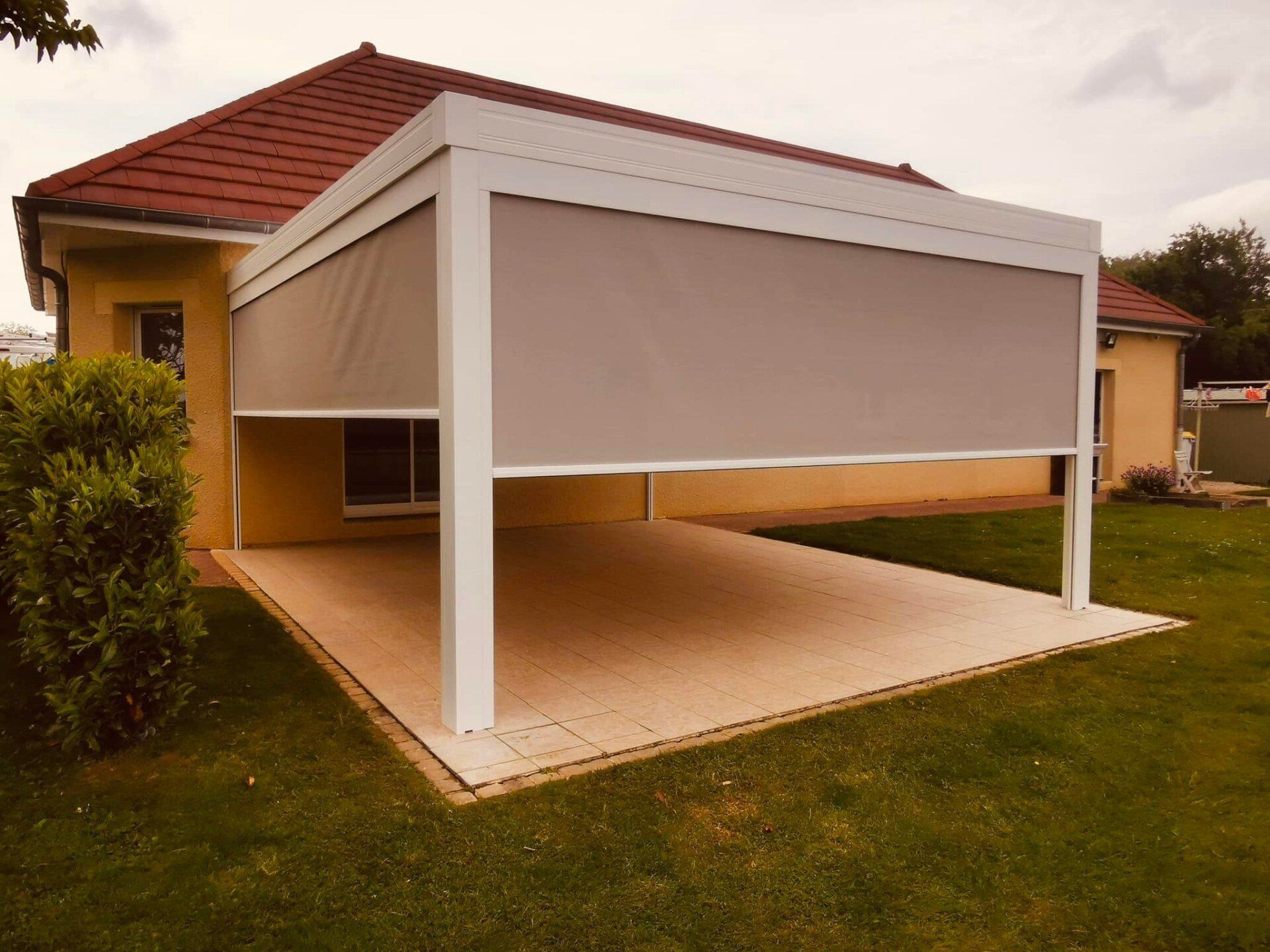 Pergola bioclimatique avec stores motorisés Somfy installée par TRIHOME Menuiseries à Saint-Germain-du-Bois
