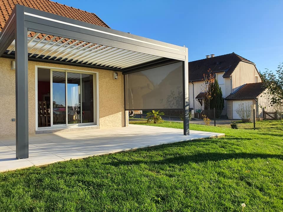 Pergola bioclimatique ventury by art home alu installée par TRIHOME Menuiseries à Saint Usuge, en Bresse Louhannaise