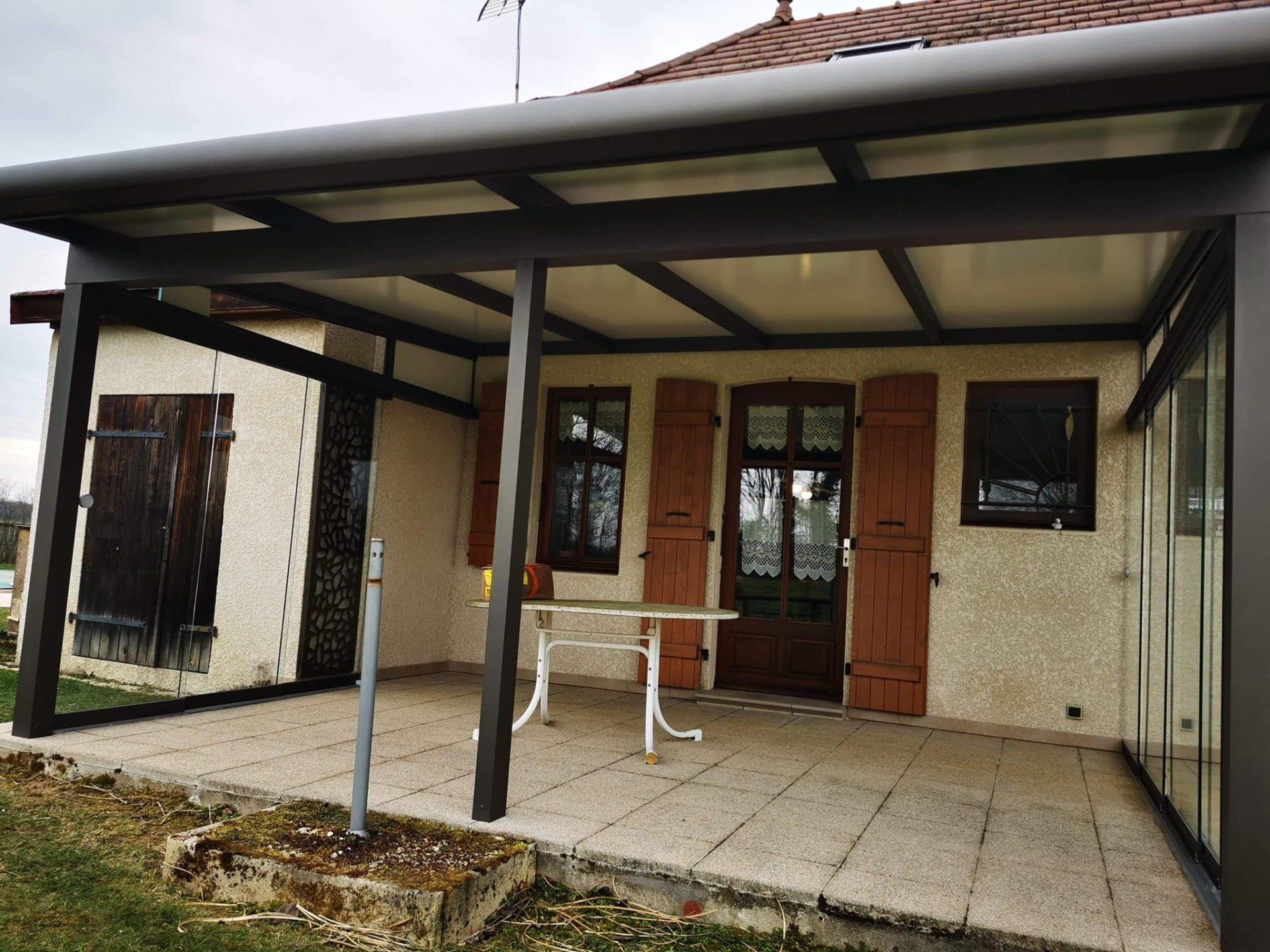 Panneaux décoratifs sur mesure  dans la teinte de la pergola pour une finition dans le détail