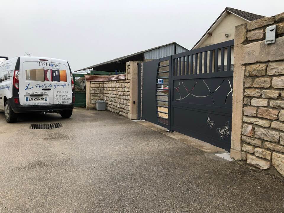 Porte de garage réalisation Trihome