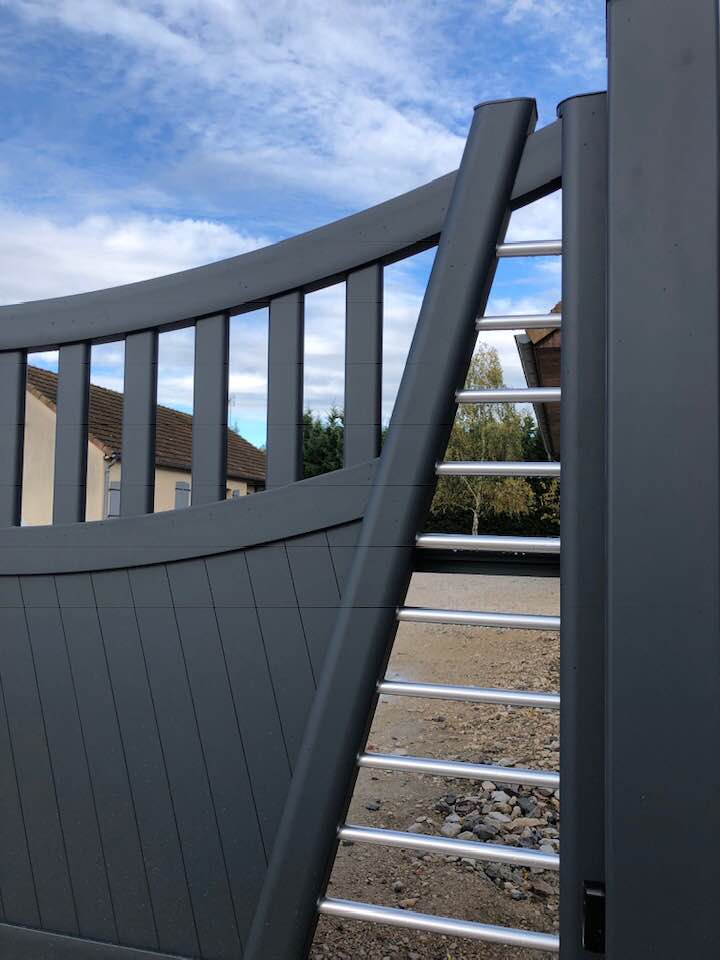 Porte de garage réalisation Trihome