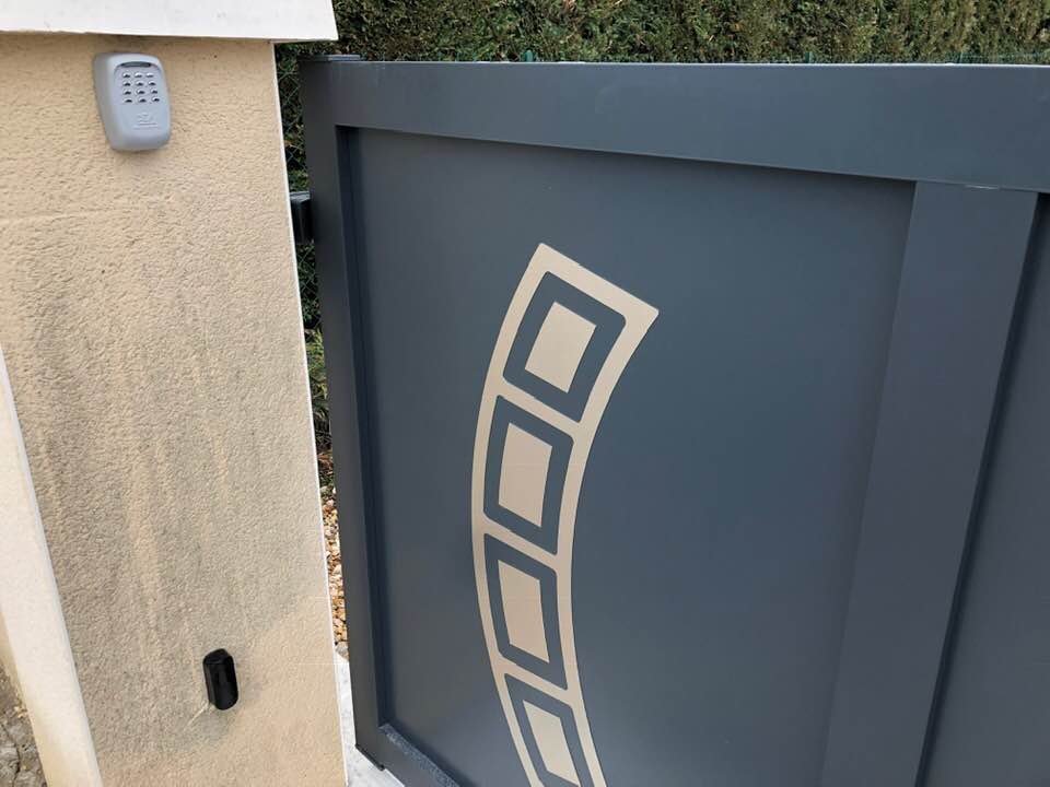 Porte de garage réalisation Trihome