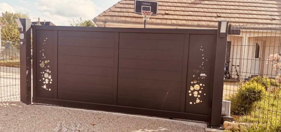 Portail Art et Portails installé par TRIHOME Menuiseries à Labergement-Sainte-Colombe en Bresse Louhannaise