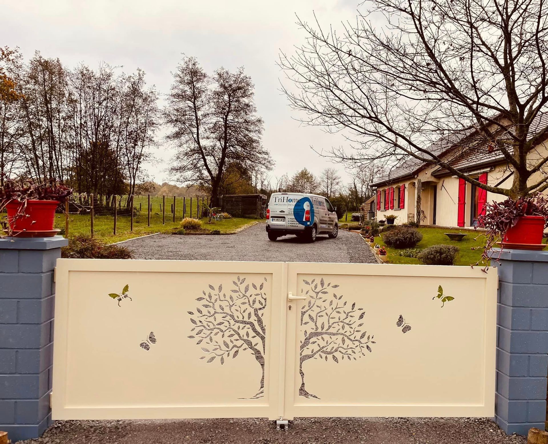 Portail avec motifs découpés au laser installé par TRIHOME Menuiseries à Mouthier-en-Bresse en Bresse Louhannaise