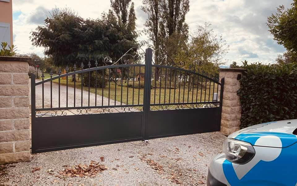 Portail Bredok en version deux battants installé par TRIHOME Menuiseries à Saillenard