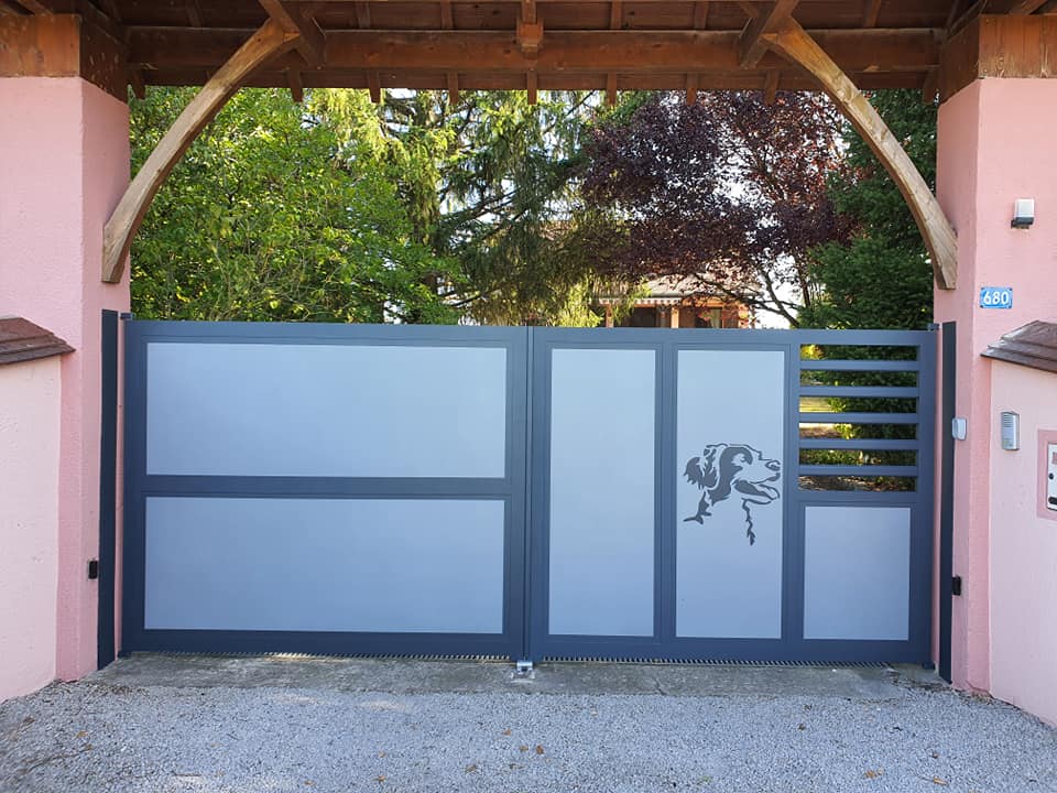 Portail Bredok Pro modèle unique installé à Branges par TRIHOME Menuiseries, en Bresse bourguignonne