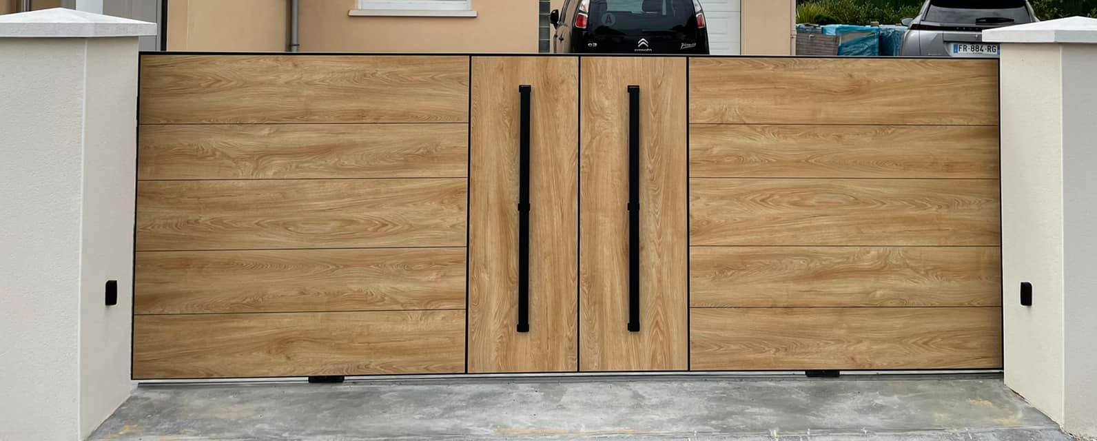 Portail avec visiophone connecté installé par TRIHOME Menuiseries à Louhans