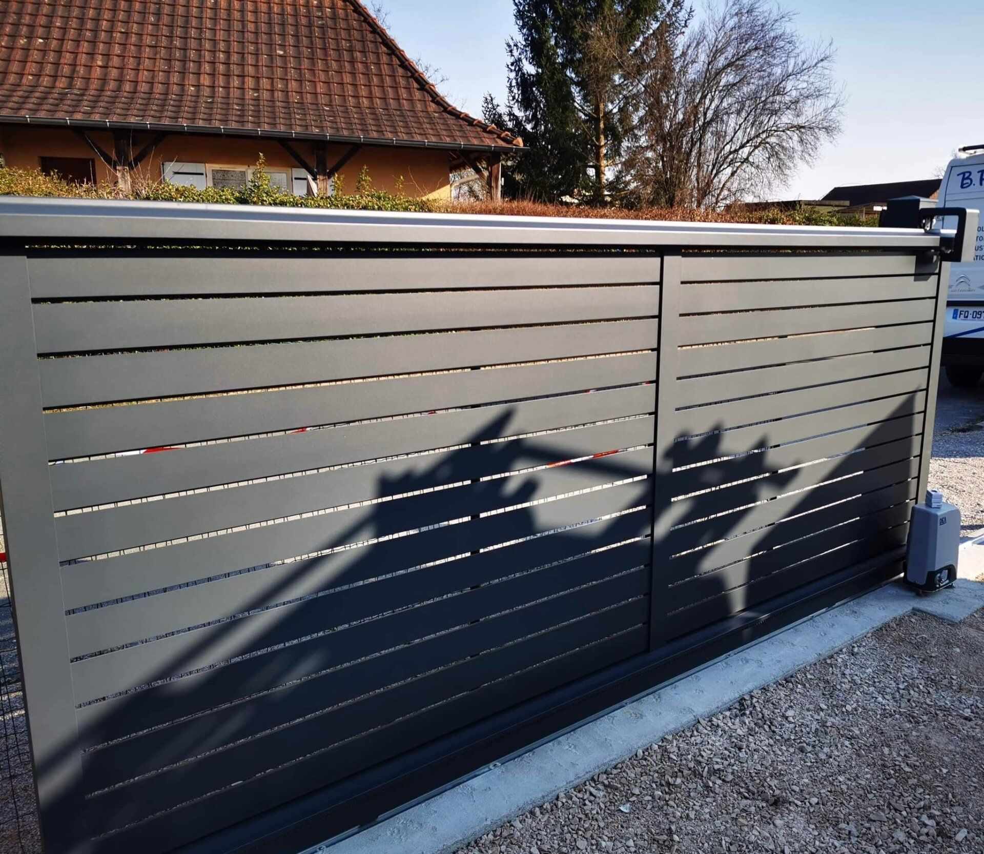 Portail avec moteur DEA garantie longue durée installé par TRIHOME Menuiseries à Saint-Usuge