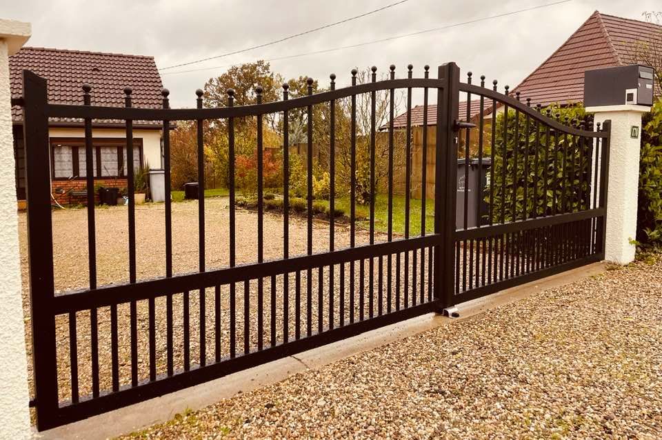 Portail fabrication aluminium soudé installé par TRIHOME Menuiseries à Frangy-en-Bresse en Bresse Louhannaise