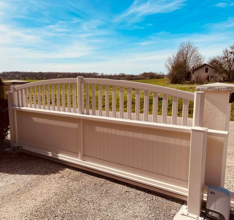 Portail autoporté idéal pour ce type de configuration installé par TRIHOME Menuiseries à Terrans