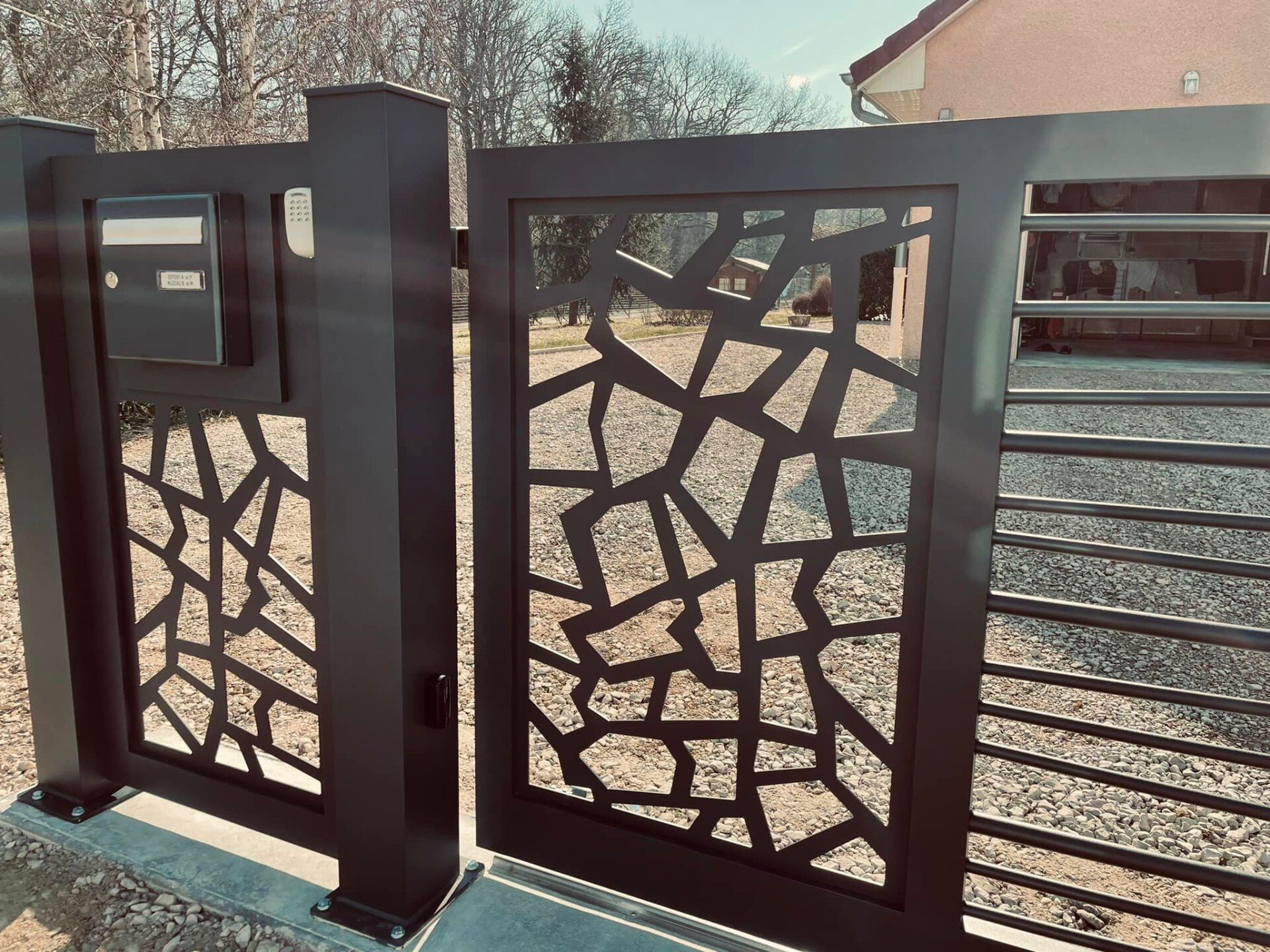 Portail coulissant sur rail grande largeur motorisé via DEA Livi installé par TRIHOME Menuiseries à Relans