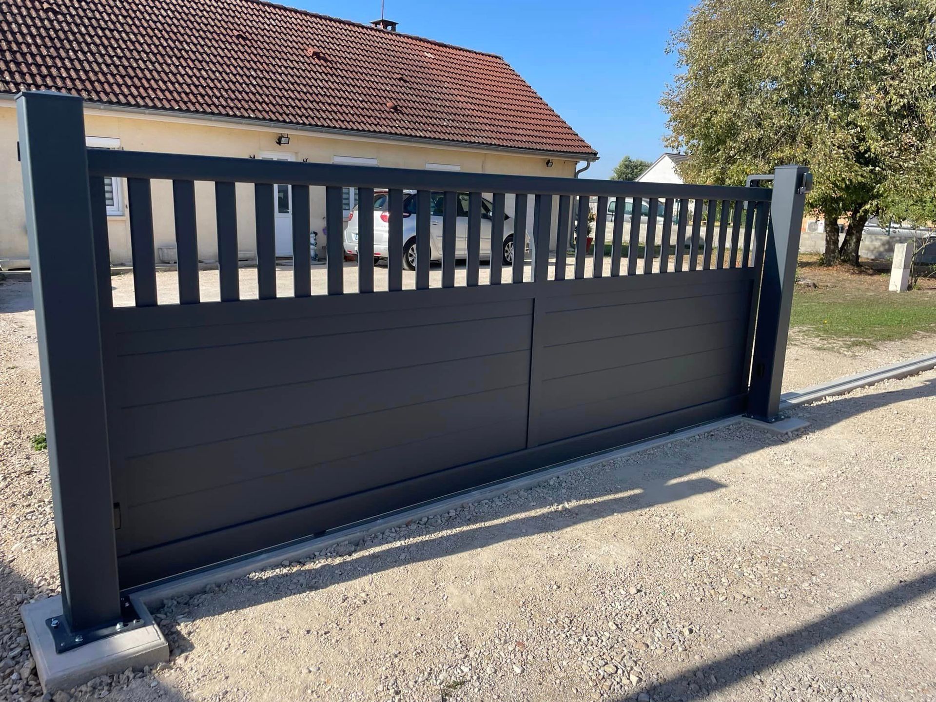 Portail coulissant sur rail tout alu installé à Simard par TRIHOME Menuiseries, en Bresse bourguignonne