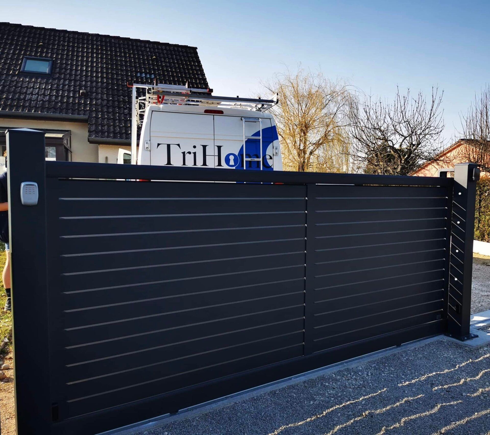 Portail brise vue Art et portail gamme attractive installé à Saint-Usuge par TRIHOME Menuiseries, en Bresse bourguignonne