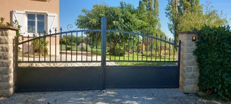 Portail classalu de Bredok installé à Saillenard par TRIHOME Menuiseries, en Bresse bourguignonne