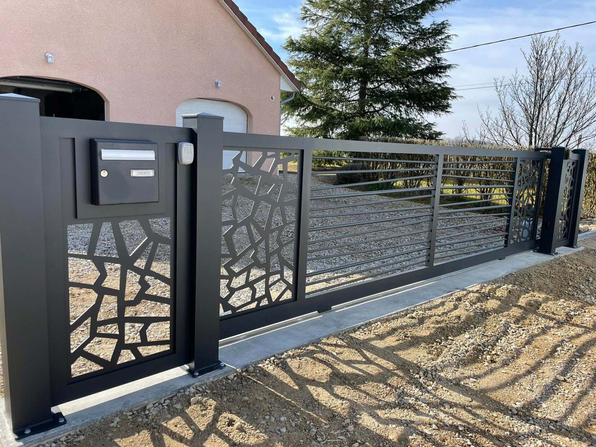 Portail coulissant en aluminium soudé Bredok installé à Relans par TRIHOME Menuiseries, en Bresse bourguignonne