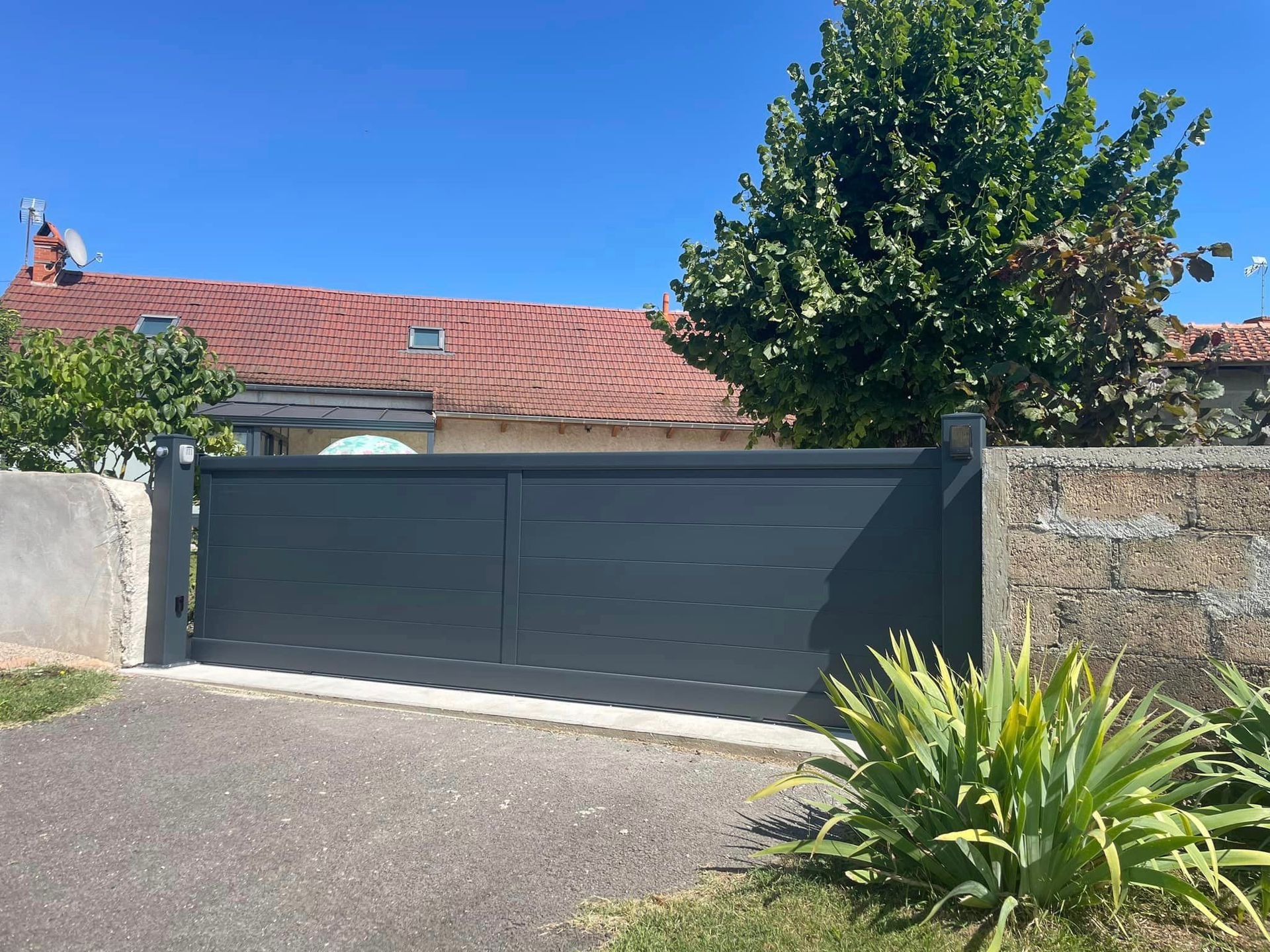 Portail coulissant sur rail modèle Urban installé à Simandre par TRIHOME Menuiseries, en Bresse bourguignonne