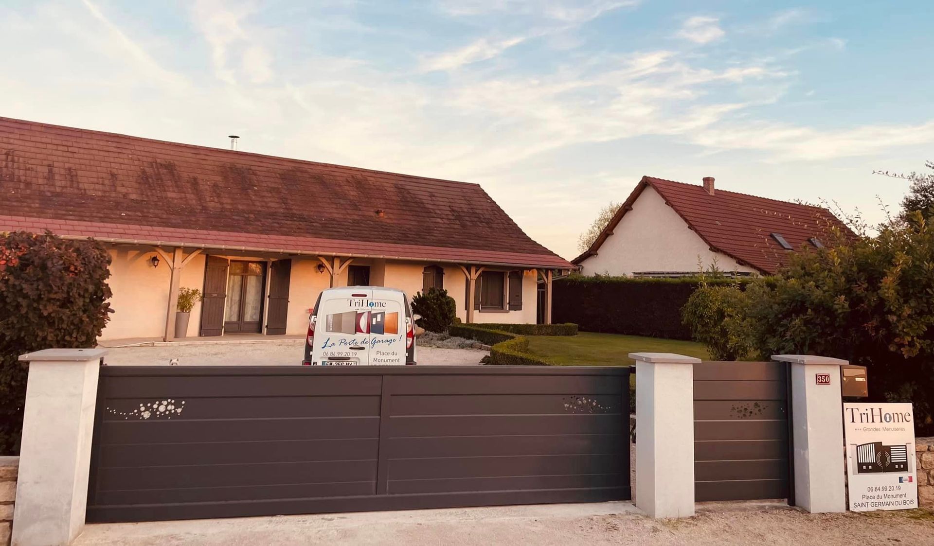 Portail avec option digicode et batterie de secours installé par TRIHOME Menuiseries à Sens-sur-Seille