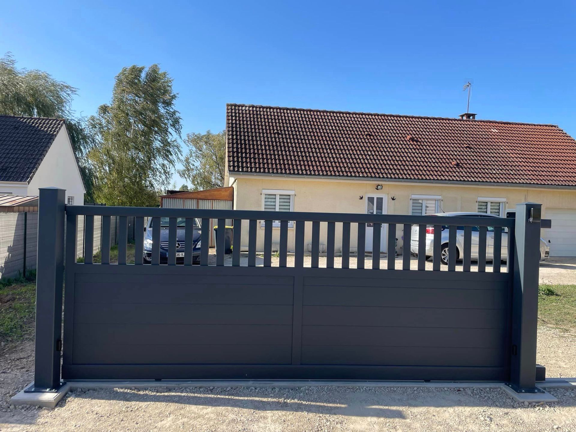 Portail teinte gris anthracite RAL 7016 structuré installé par TRIHOME Menuiseries à Simard en Bresse Louhannaise