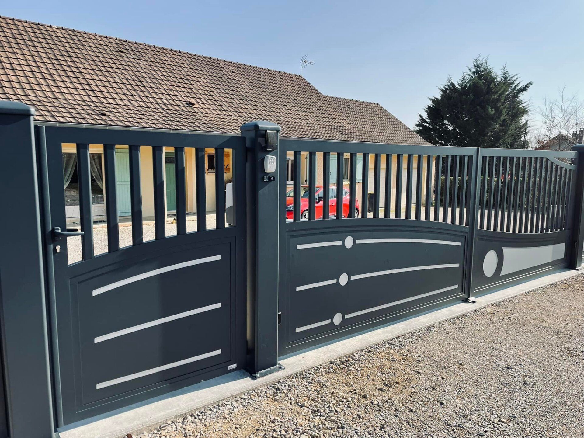 Portail avec effet de vague aux motifs sur mesure installé par TRIHOME Menuiseries à Montcony en Bresse Louhannaise