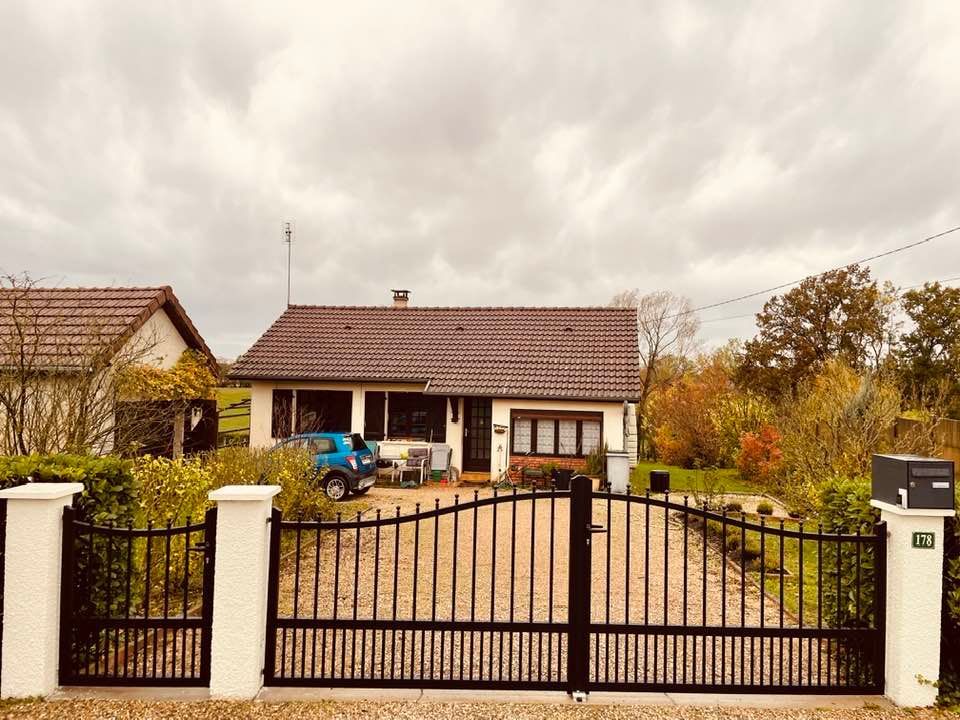 Portail et portillon traditionnel sur mesure installé à Frangy-en-Bresse par TRIHOME Menuiseries, en Bresse bourguignonne