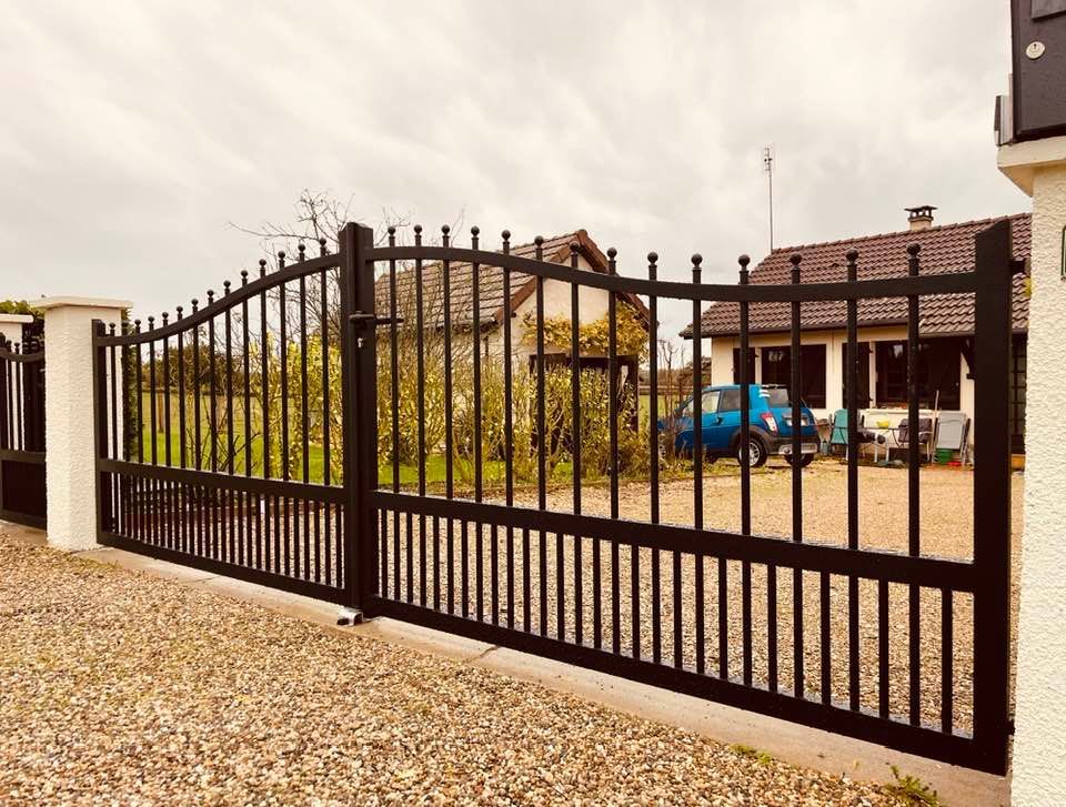 Portail avec forme haute chapeau de gendarme installé par TRIHOME Menuiseries à Frangy-en-Bresse