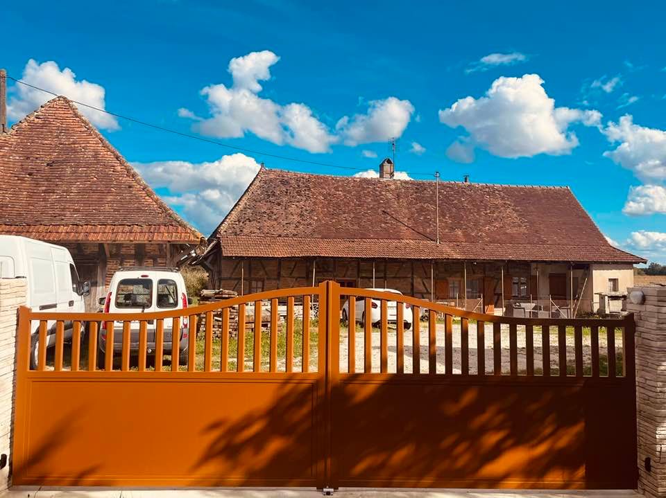 Portail largeur sur mesure installé par TRIHOME Menuiseries à Saint-Germain-du-Bois en Bresse Louhannaise