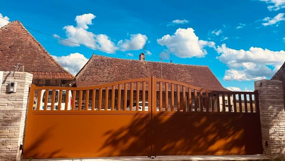 Portail forme traditionnelle installé à Saint-Germain-du-Bois par TRIHOME Menuiseries, en Bresse bourguignonne