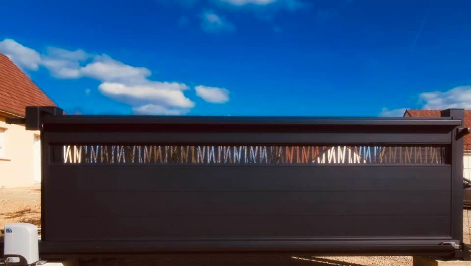 Portail autoporté compact installé à Baudrières par TRIHOME Menuiseries, en Bresse bourguignonne
