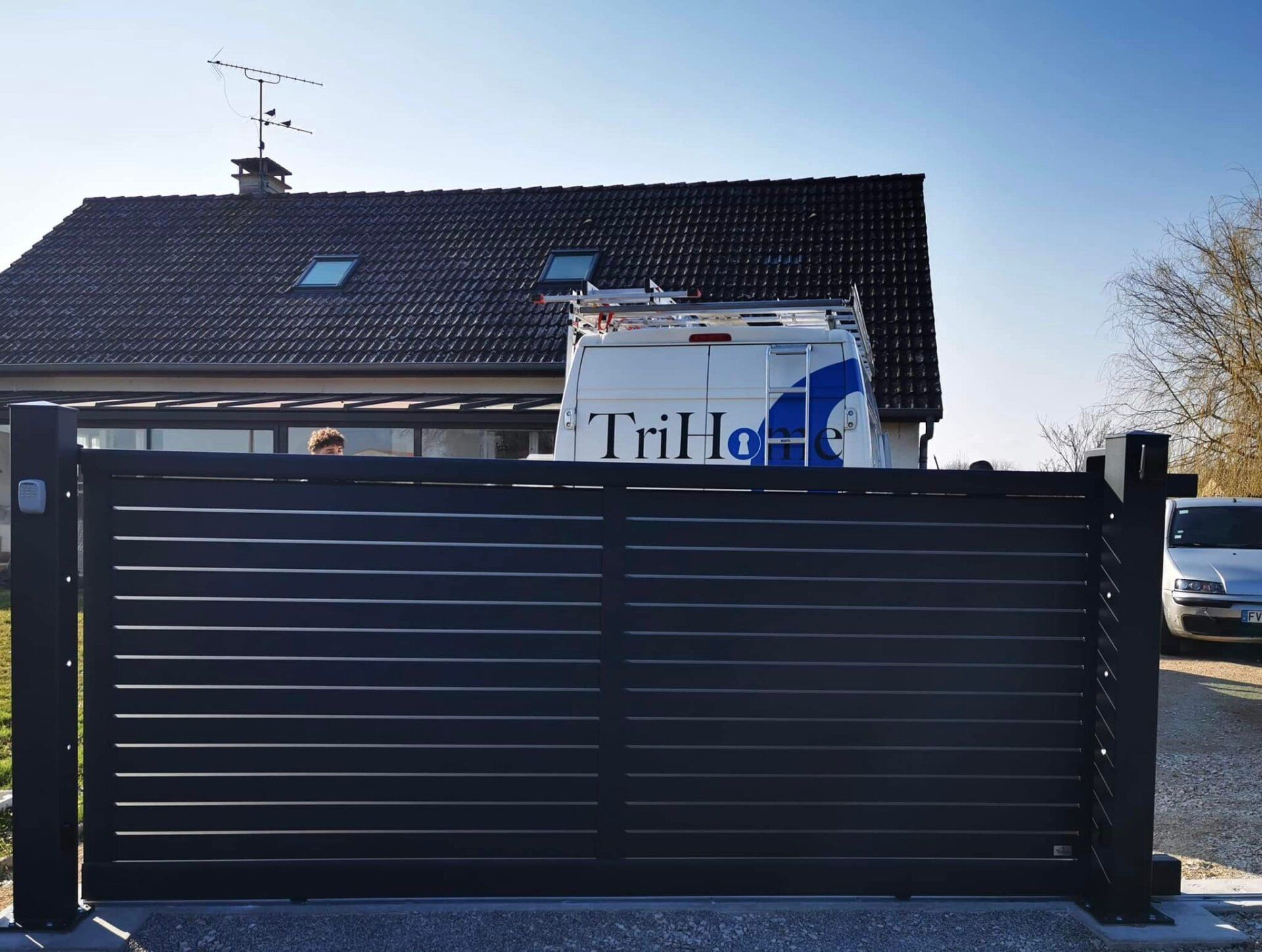 Portail avec option spots leds intégrés aux poteaux installé par TRIHOME Menuiseries à Saint-Usuge en Bresse Louhannaise