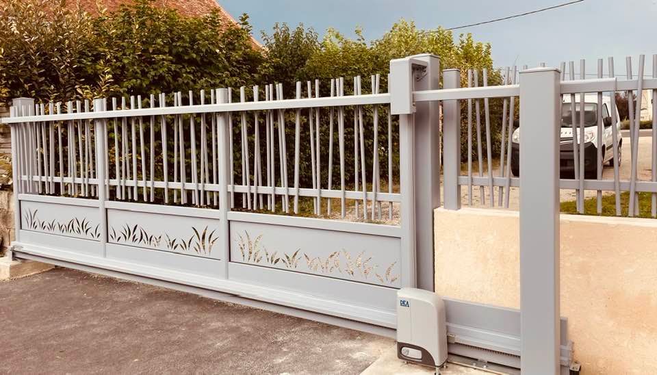 Portail motorisé via moteur DEA Livi installé par TRIHOME Menuiseries à Sens-sur-Seille en Bresse Louhannaise