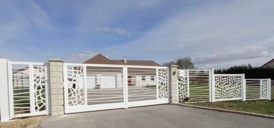 Bel ensemble portail, portillon et clôtures sur mesure installé à Saint-Usuge par TRIHOME Menuiseries, en Bresse bourguignonne