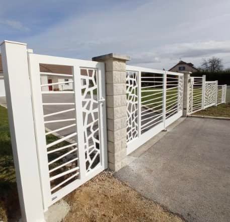 Portail, portillon et clôtures teinte blanc pur installés par TRIHOME Menuiseries à Saint-Usuge en Bresse Louhannaise